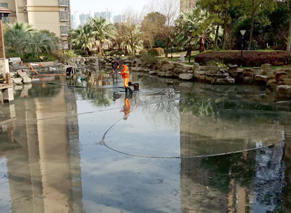 新吴景观池淤泥清理