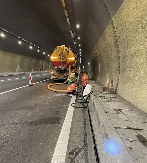 新吴隧道排水渠清淤